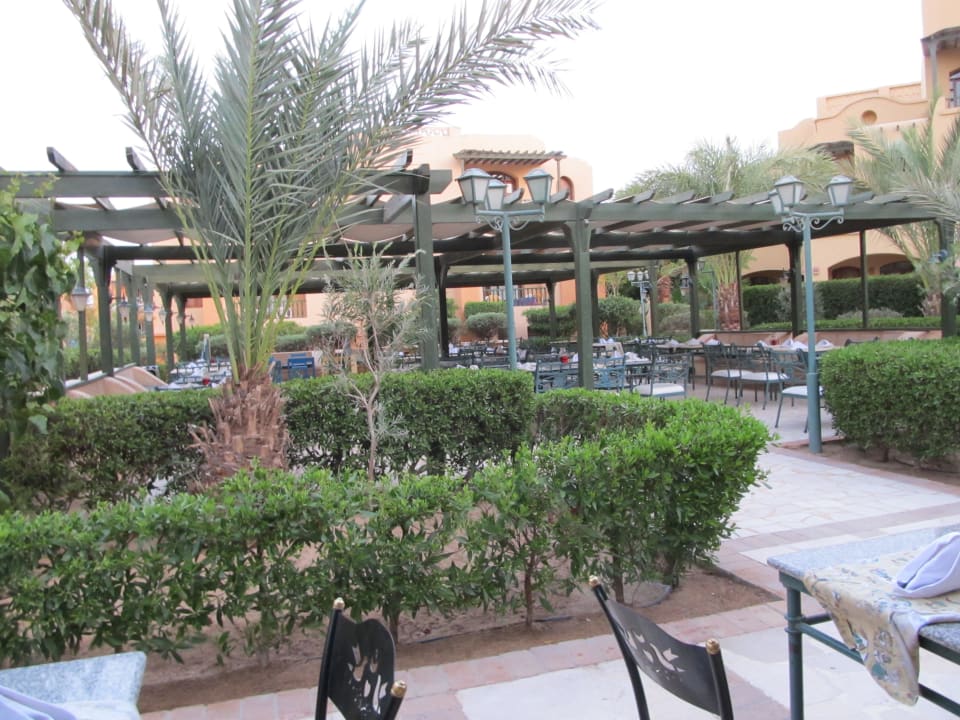 Terrasse hinter dem Restaurant Three Corners Rihana Resort Deluxe