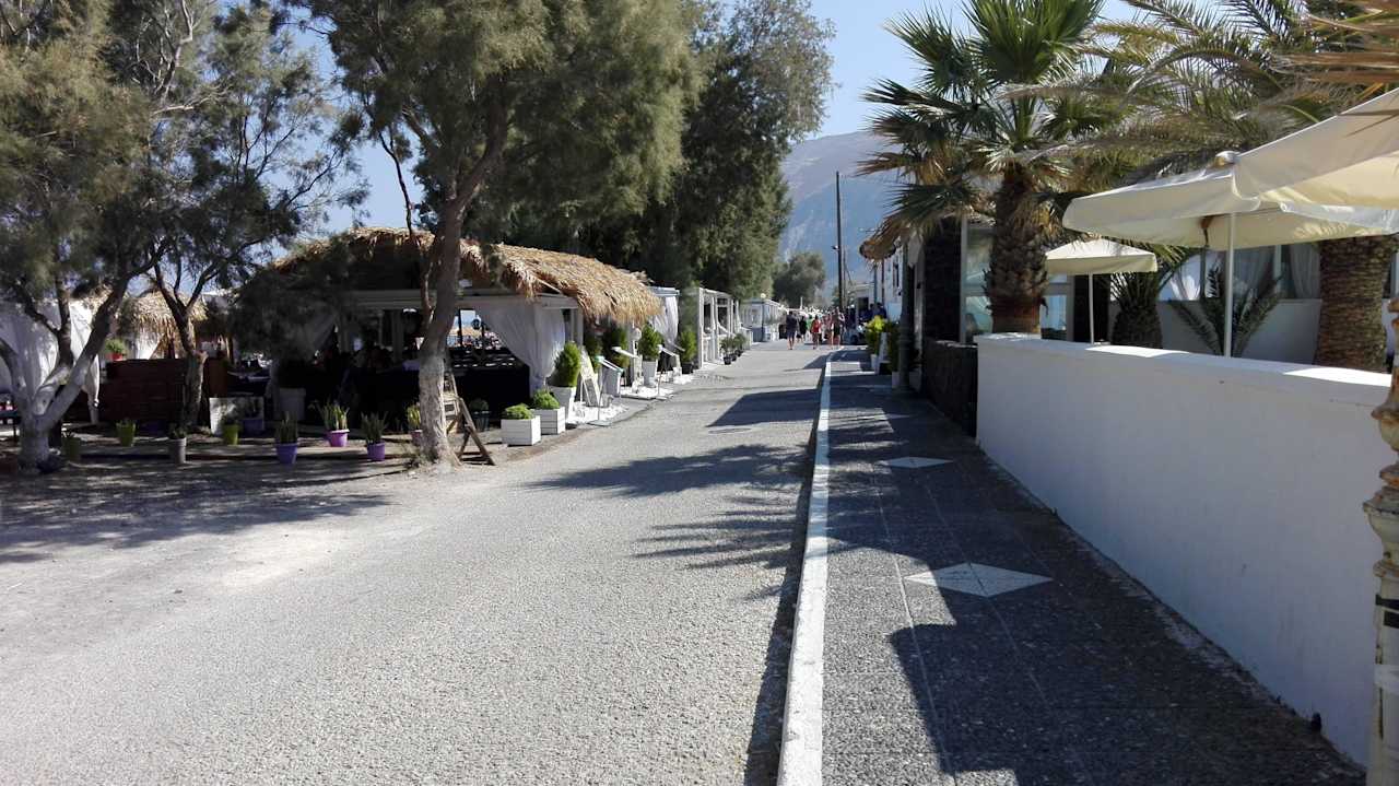 Blick auf die am Hotel vorbeiführende Straße  Arion Bay
