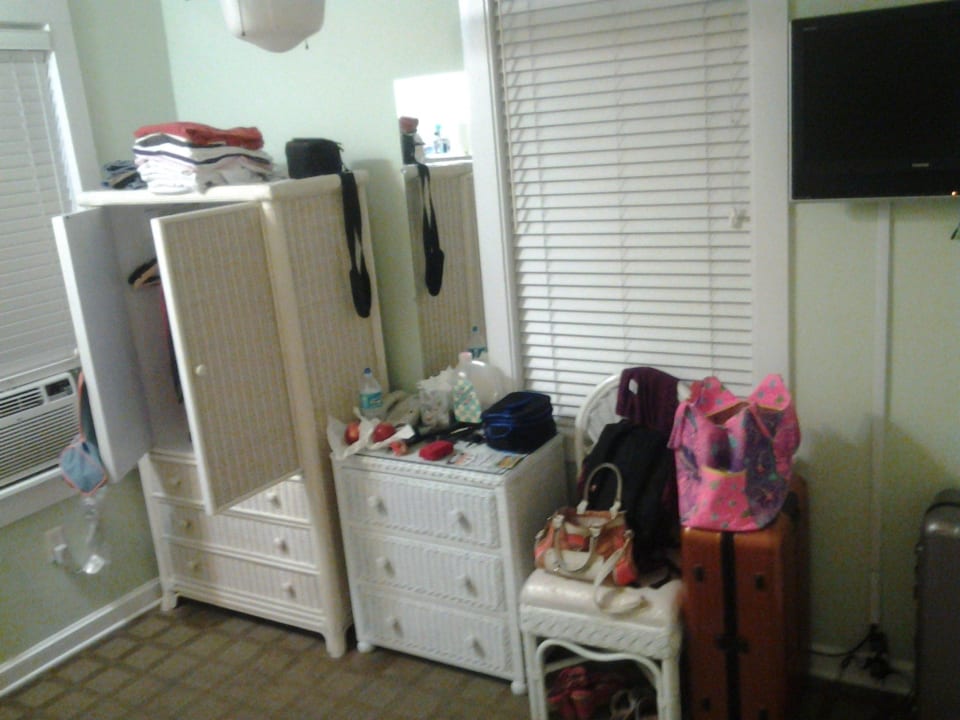 Die Einrichtung samt total verdrecktem Teppich Hotel Westwinds Inn