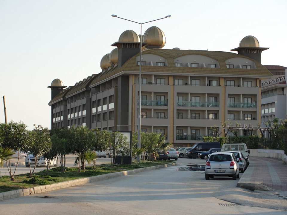 Hotel von der Straße aus Aydinbey Kings Palace & Spa