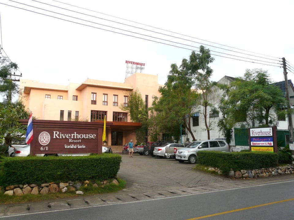Frontansicht von der Straße Riverhouse Resort