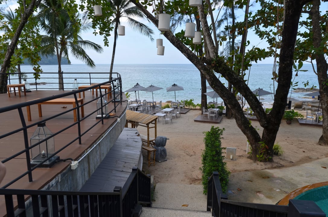 Abgang zum Restaurant und Beach Moracea by Khao Lak Resort