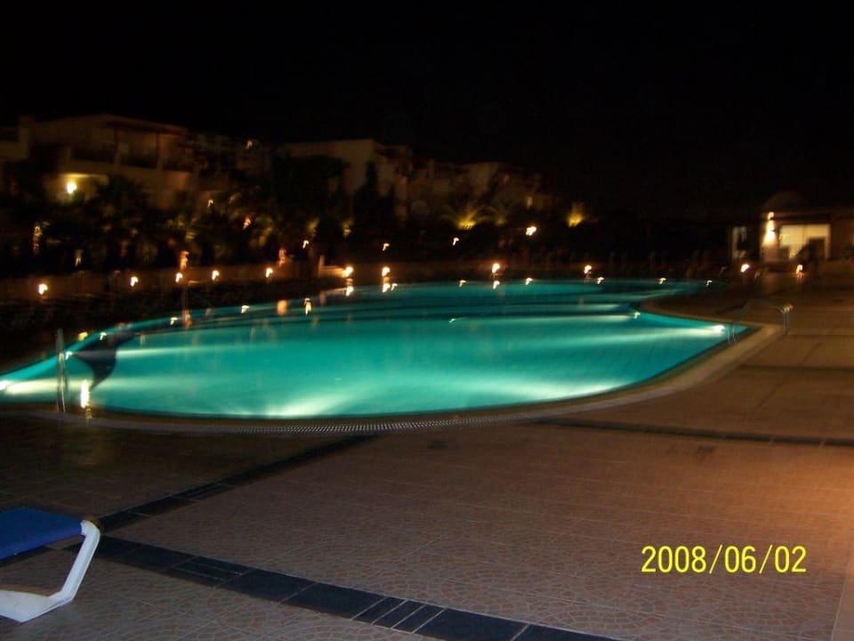 Pool am Abend Grand Hotel Holiday Resort