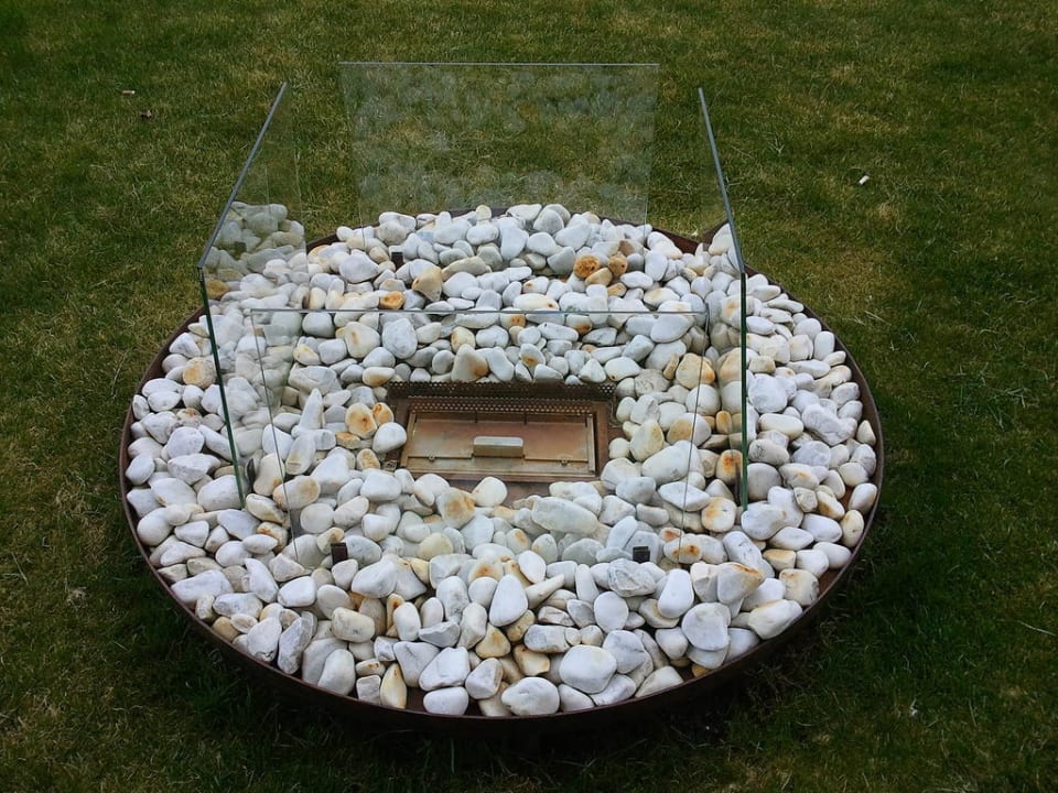 Feuerstelle in der Gartenanlage Das Seepark Wörthersee Resort