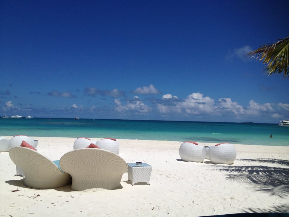 Entspannung an der Strandbar Meeru Maldives Resort Island