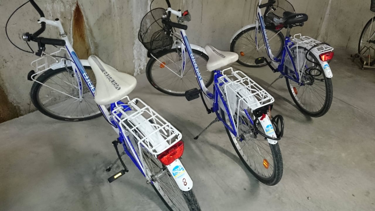 Kleine dreckige defekte Fahrräder Hotel Acqua Resorts