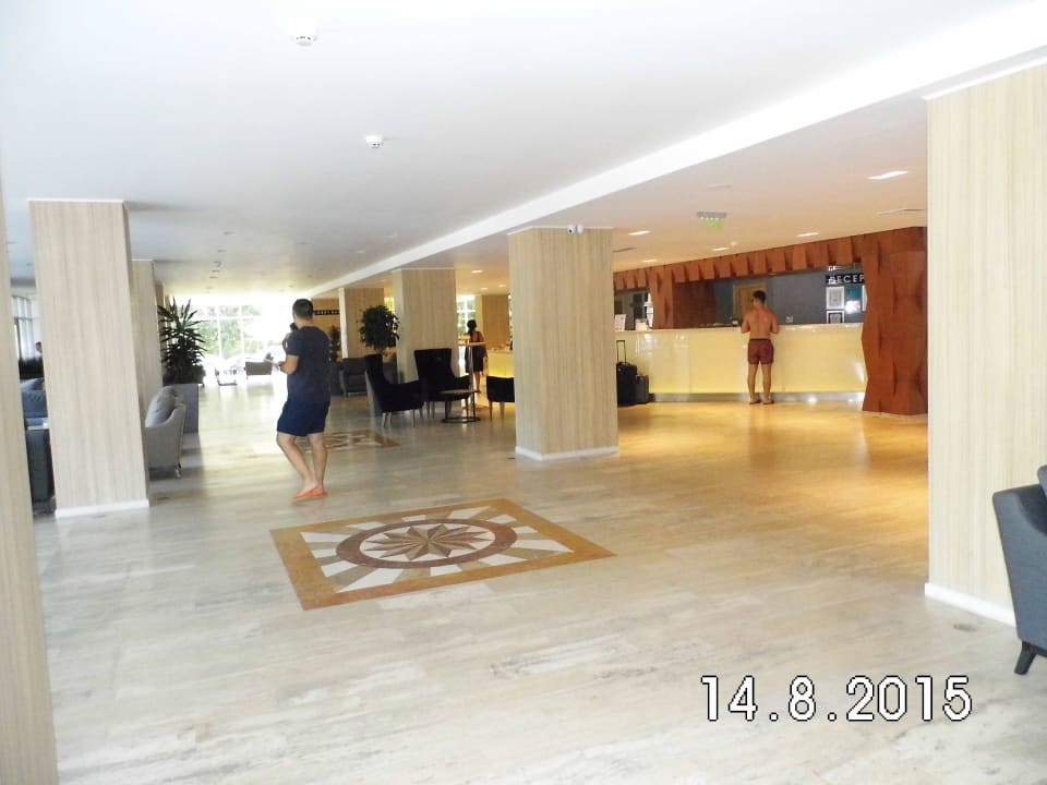 Rezeption  Lobbybar im Hintergund HVD Viva Club Hotel