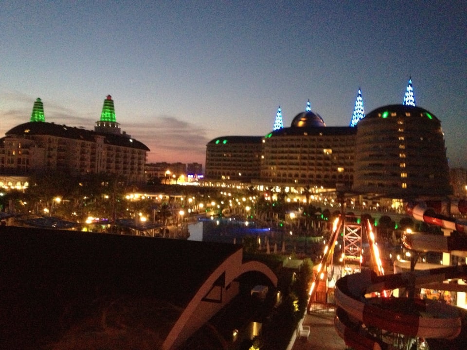 Delphin Diva (links) und Imperial am Abend Hotel Delphin Imperial