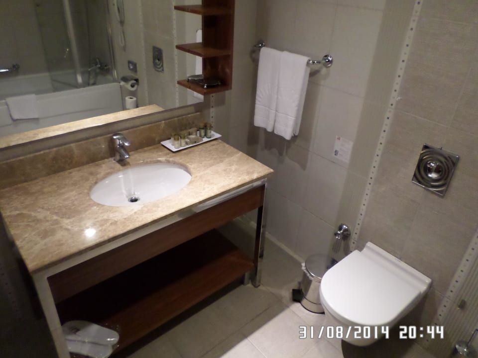 Bad von zimmer 1819 Kamelya Aishen Club