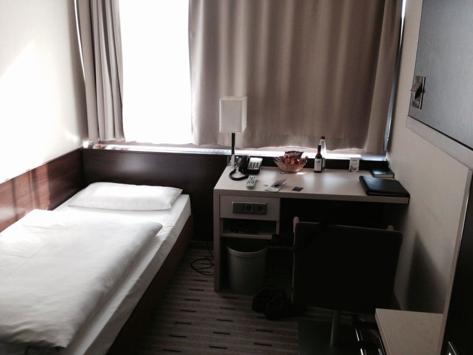 Bett und Schreibtisch Park Inn by Radisson Berlin Alexanderplatz