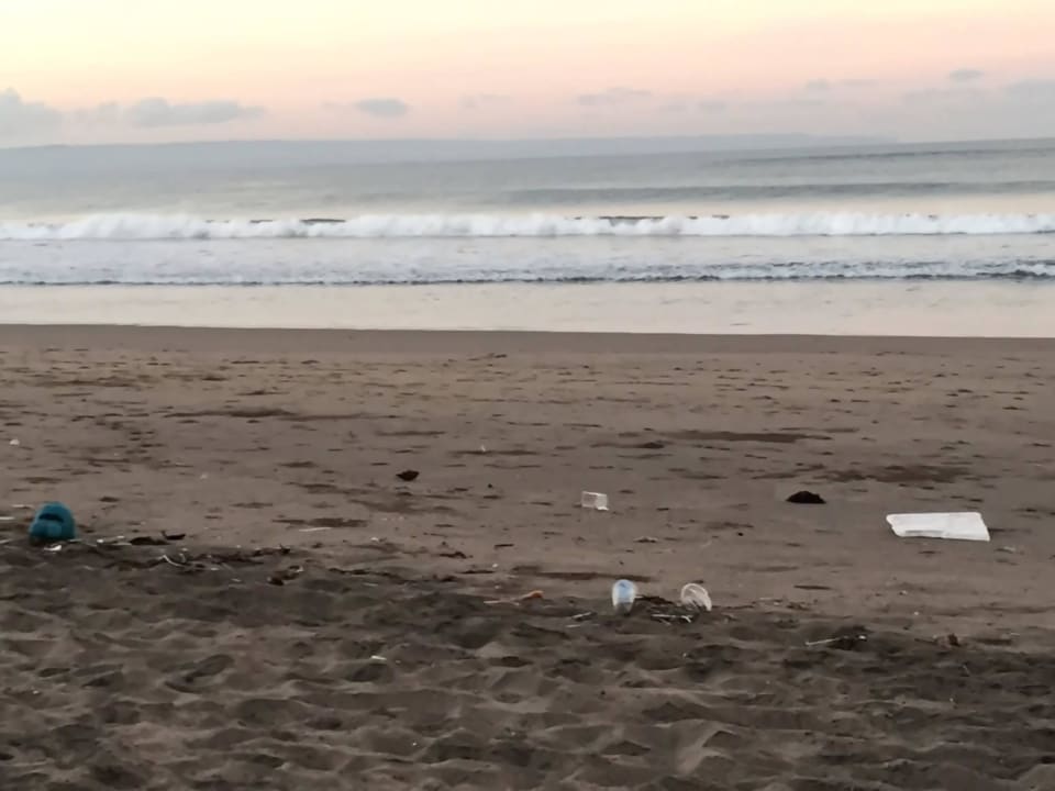 Müll am Strand D'Chandrasti Bali Villas Batu Belig