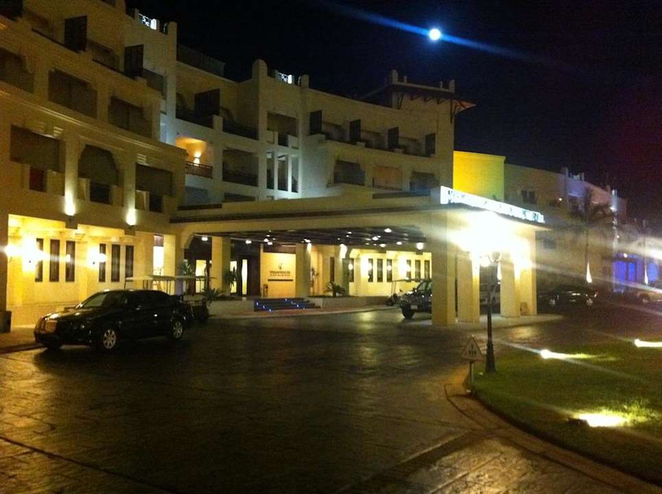 Anfahrt - Eingang des Hotels Steigenberger ALDAU Beach Hotel