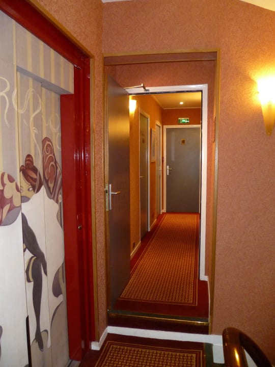 Aufgang zu den Zimmern (1.Stock) Hotel des Arts Montmatre