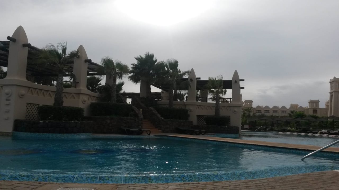Poolanlage bei schattigem Wetter, linke Seite Hotel Riu Touareg
