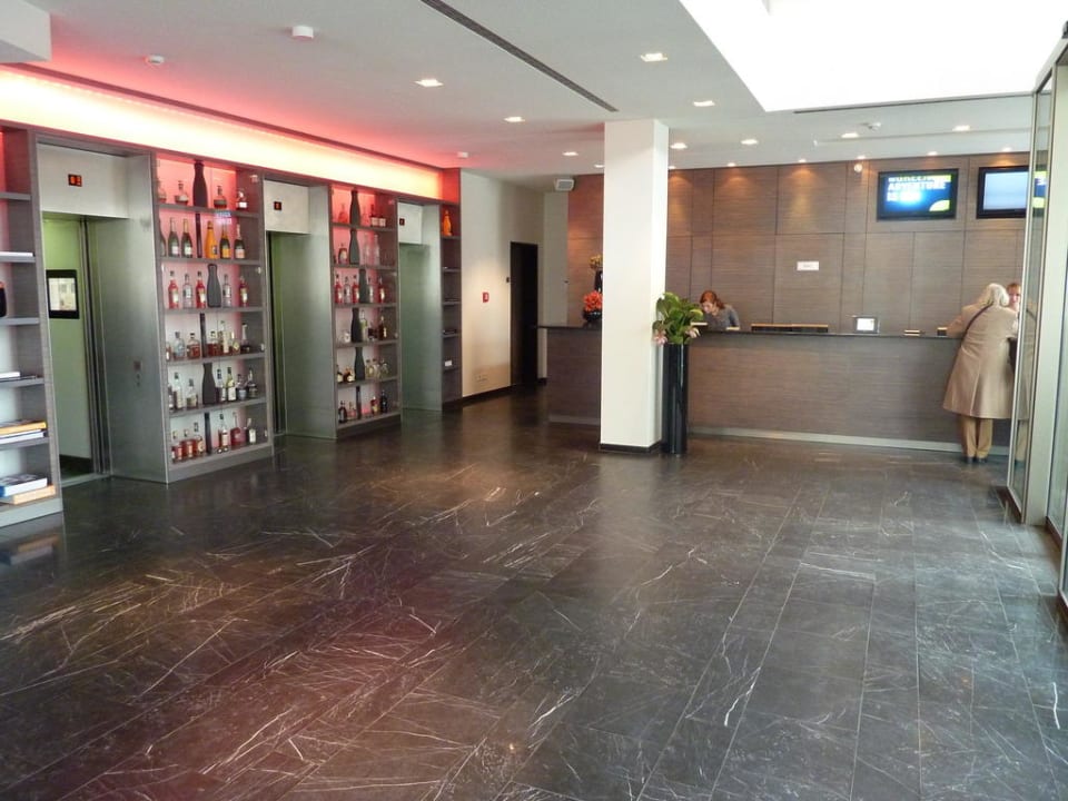 Blick zur Rezeption ARCOTEL John F. Berlin