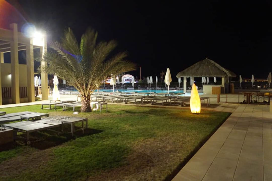 Nocne oświetlenie Oasis Salinas Sea