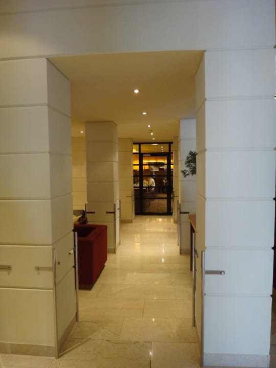 Hinten: Frühstücksraum K+K Palais Hotel