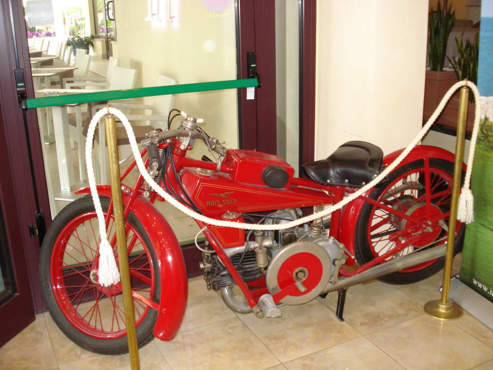 Moto-Guzzi beim Eingang Hotel International Beach