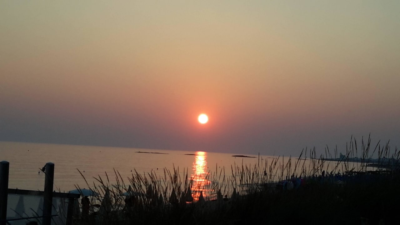Sonnenuntergang am Strand Vivosa Apulia Resort