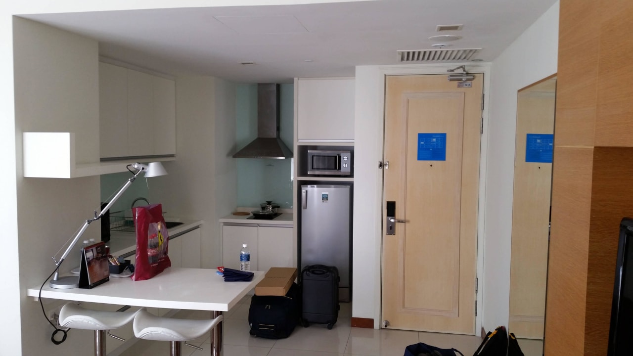 Küchenzeile und Eingang Cormar Suites