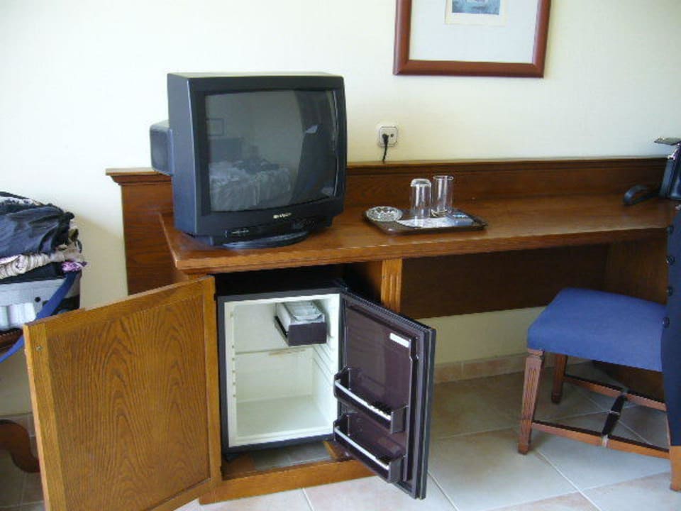 TV und leerer Kühlschrank SBH Hotel Costa Calma Palace