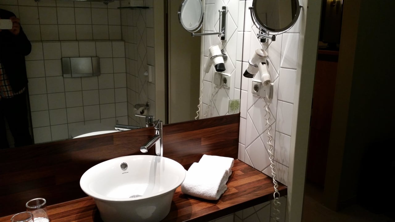 Waschtisch mit grossem Spiegel Wyndham Garden Lahnstein Koblenz Hotel