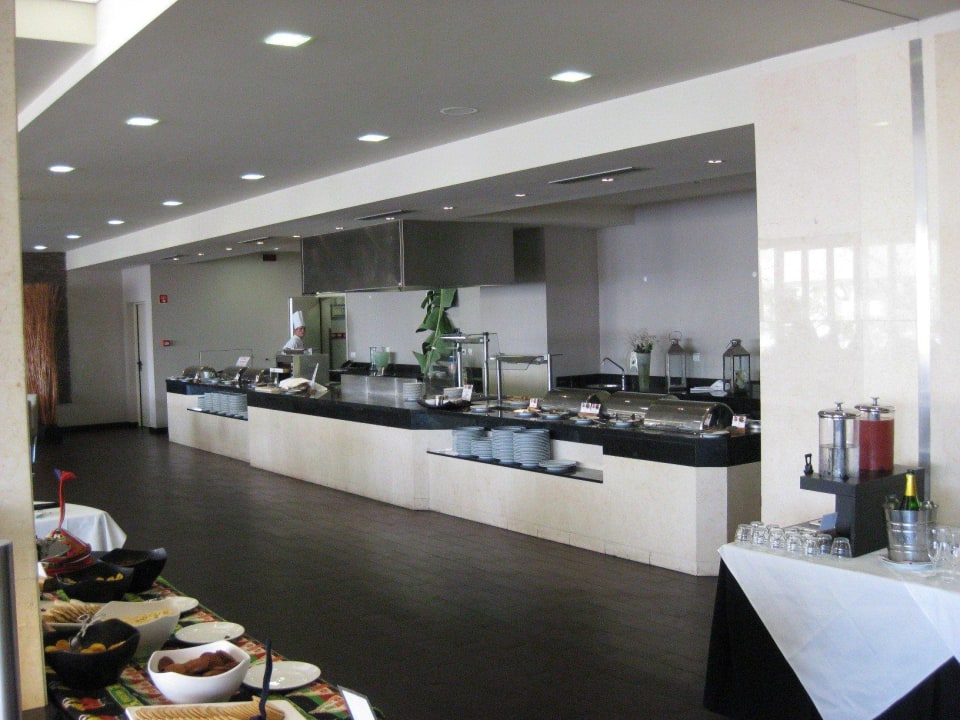 Verschmutzte Wand unterhalb warmen Buffet Meliá Madeira Mare