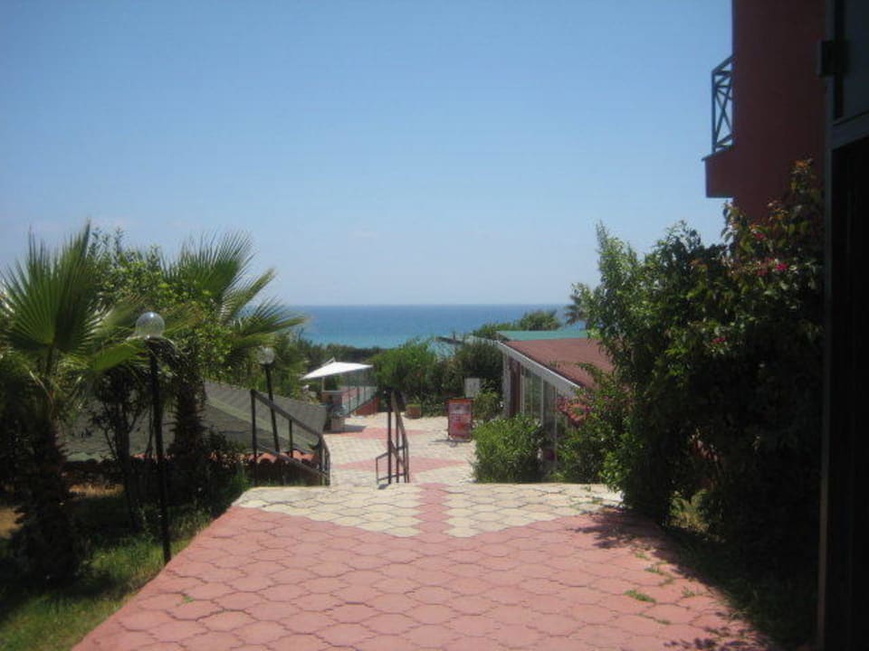 Дорожка к ресторану ..магазинам - дискотеке и  Hotel Club Life Kizilot