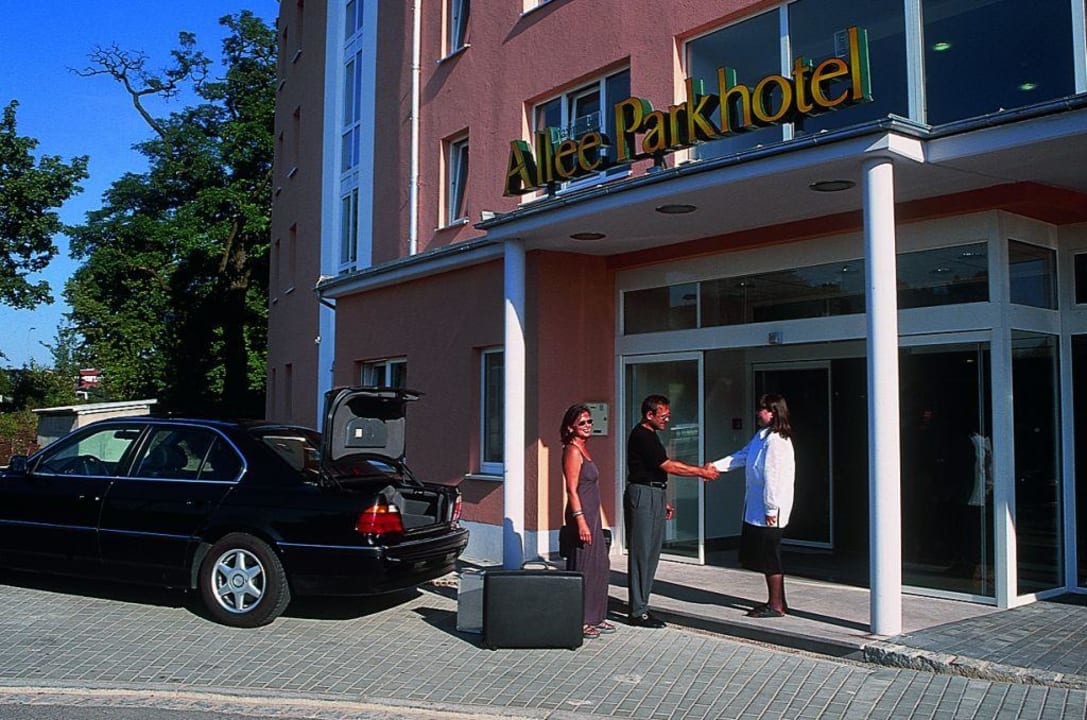 Aussenansicht Allee Parkhotel Maximilian