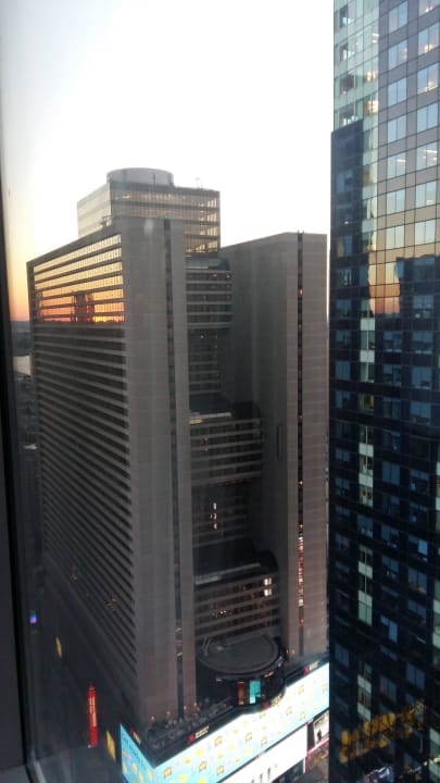 Blick auf den Times Square am Abend Millennium Broadway Square New York