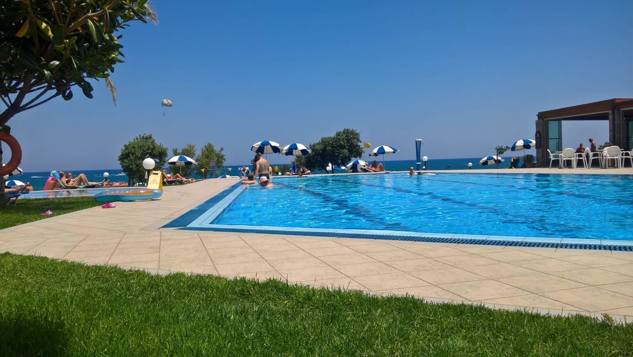 Blick von der Rasenanlage auf den Pool / Meer Hotel Ariadne Beach