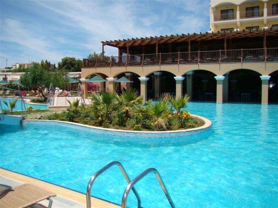 Widok na basen i restaurację Lindos Imperial Resort & Spa