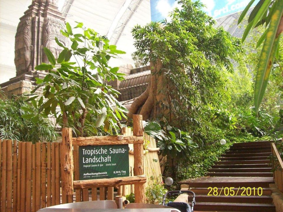 Ein Übergang zum Saunabereich Tropical Islands Resort