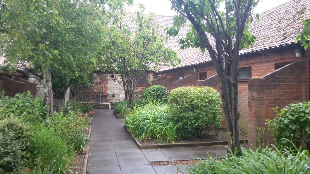 Blick in Innenhof mit Zimmereingängen Best Western Plus Knights Hill Hotel & Spa