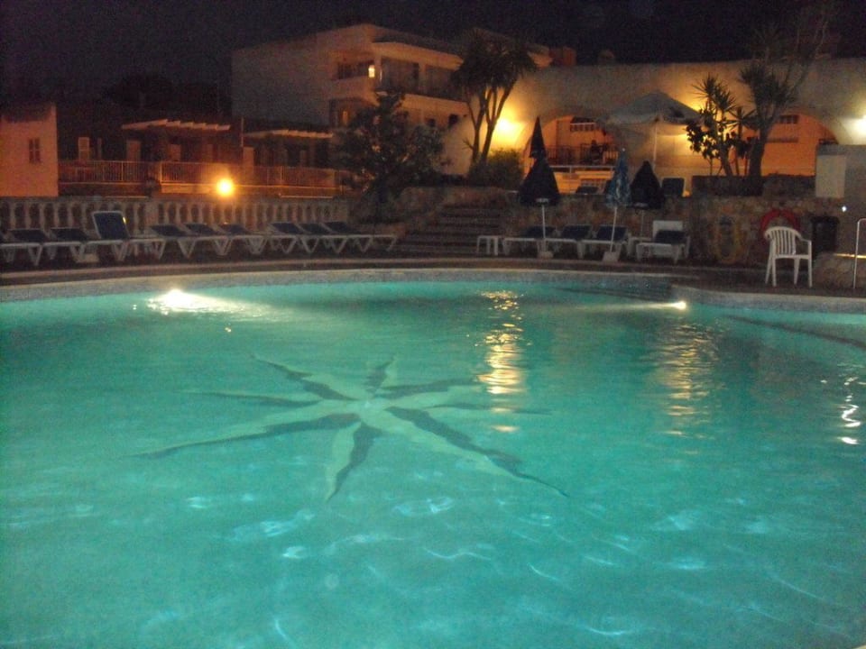 Poolanlage am Abend Hotel Kilimanjaro
