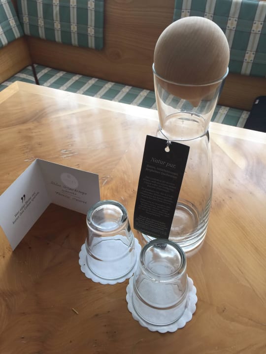 Welcome: Leere Wasserflasche, zwei Gläser, Karte Genussdorf Gmachl - Hotel & Spa