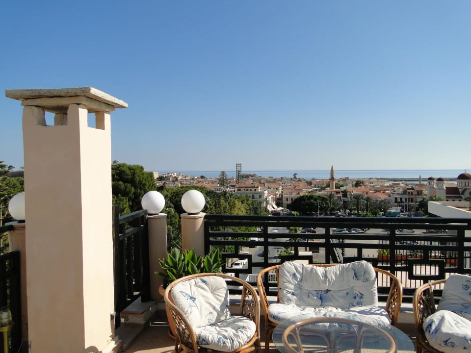 Blick in die Stadt von der Dachterrasse Jo-An Palace Hotel