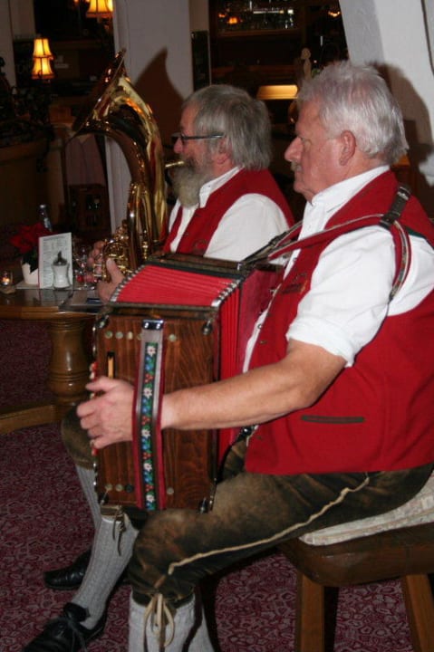 Nikolausfeier mit Klausentreiben 1: Musik Berghotel Tirol
