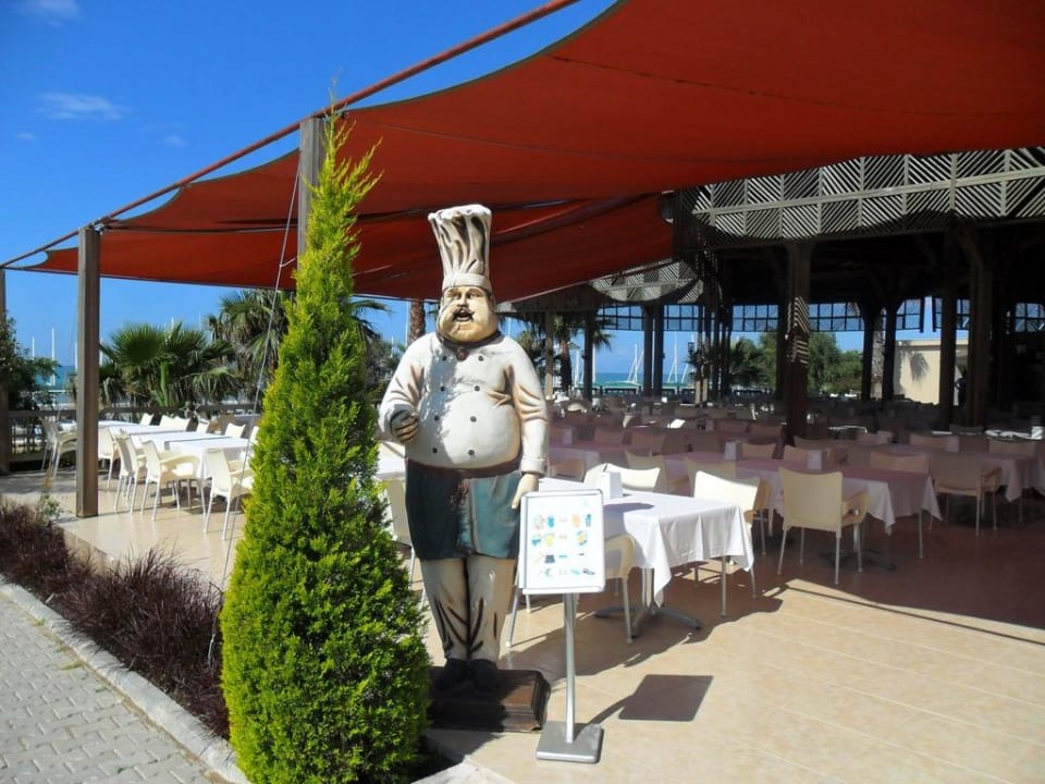 Koch am Eingang vom Strandrestaurant Hotel Terrace Beach Resort