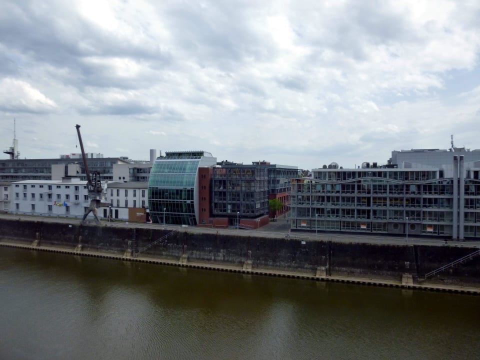 Blick aus dem Zimmer auf den Hafen Hotel Courtyard by Marriott Düsseldorf Hafen
