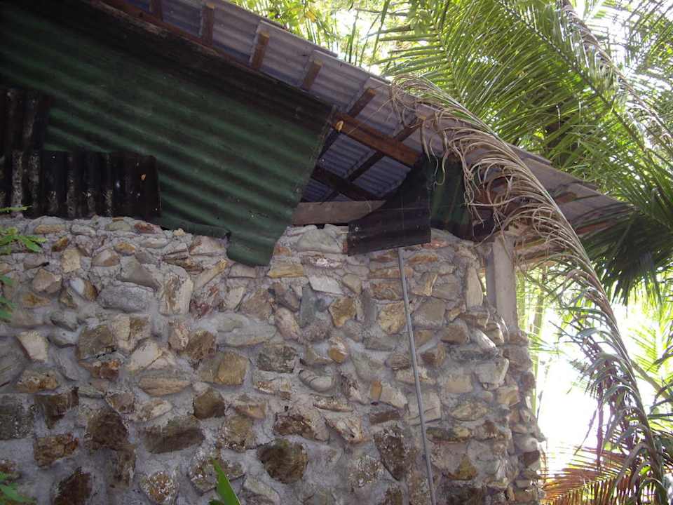 Einblick ins Zwischendach vom Rock House Qimi Chalet Kapas Island