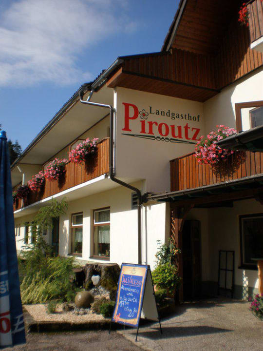Eingang Landgasthof Hotel Piroutz