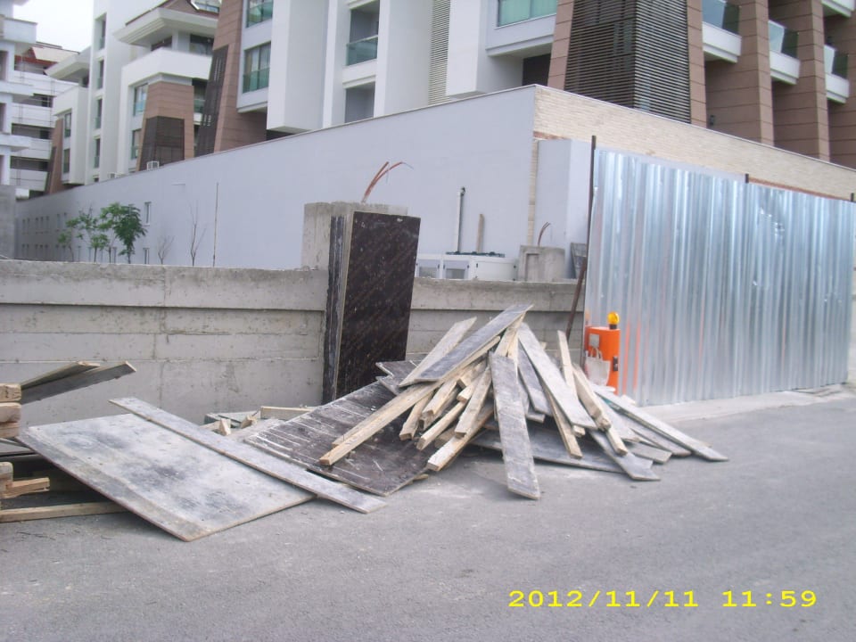 Vor dem Hotel Sherwood Dreams Resort