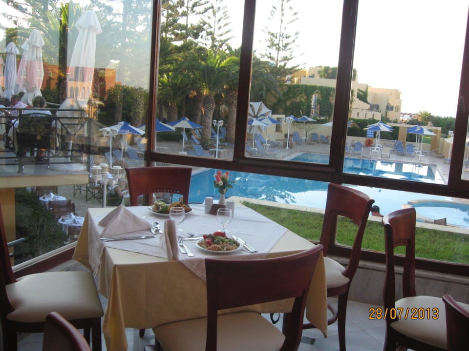 Tisch mit Ausblick zum Pool Vantaris Luxury Beach Resort