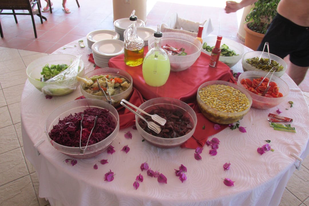 Bufet sałatkowy Hotel Pine Bay Holiday Resort