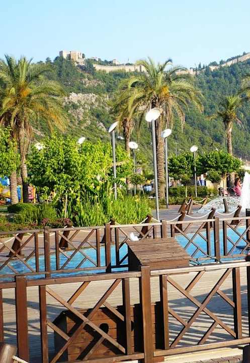 Park przy plaży niedaleko hotelu Hotel Aslan City Kleopatra