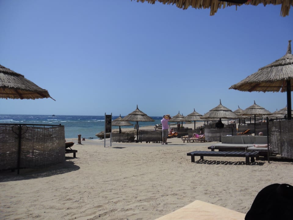 Diverse Liegen am Strand Pickalbatros Sands Hotel - Port Ghalib