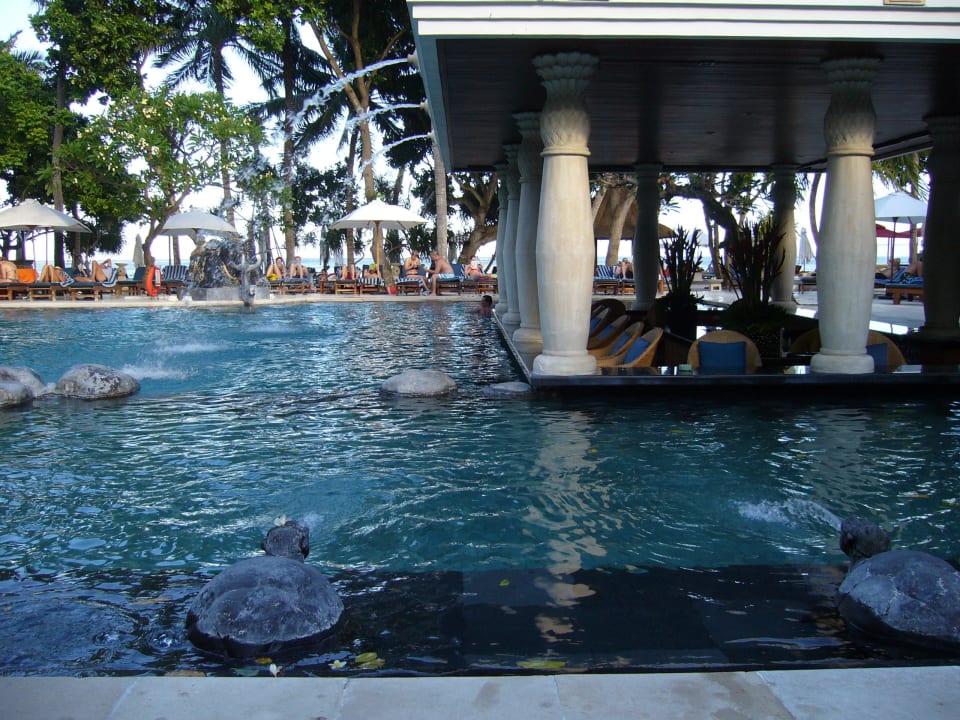 Pool mit Poolbar Puri Santrian