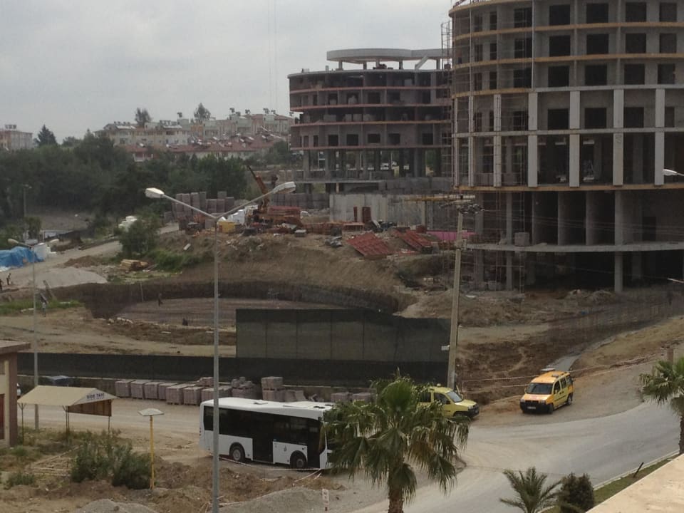 Blick auf Nachbarbaustelle des Defne Barut Hemera