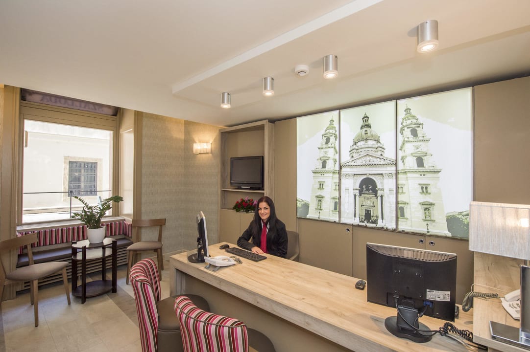 Reception Three Corners Hotel Art